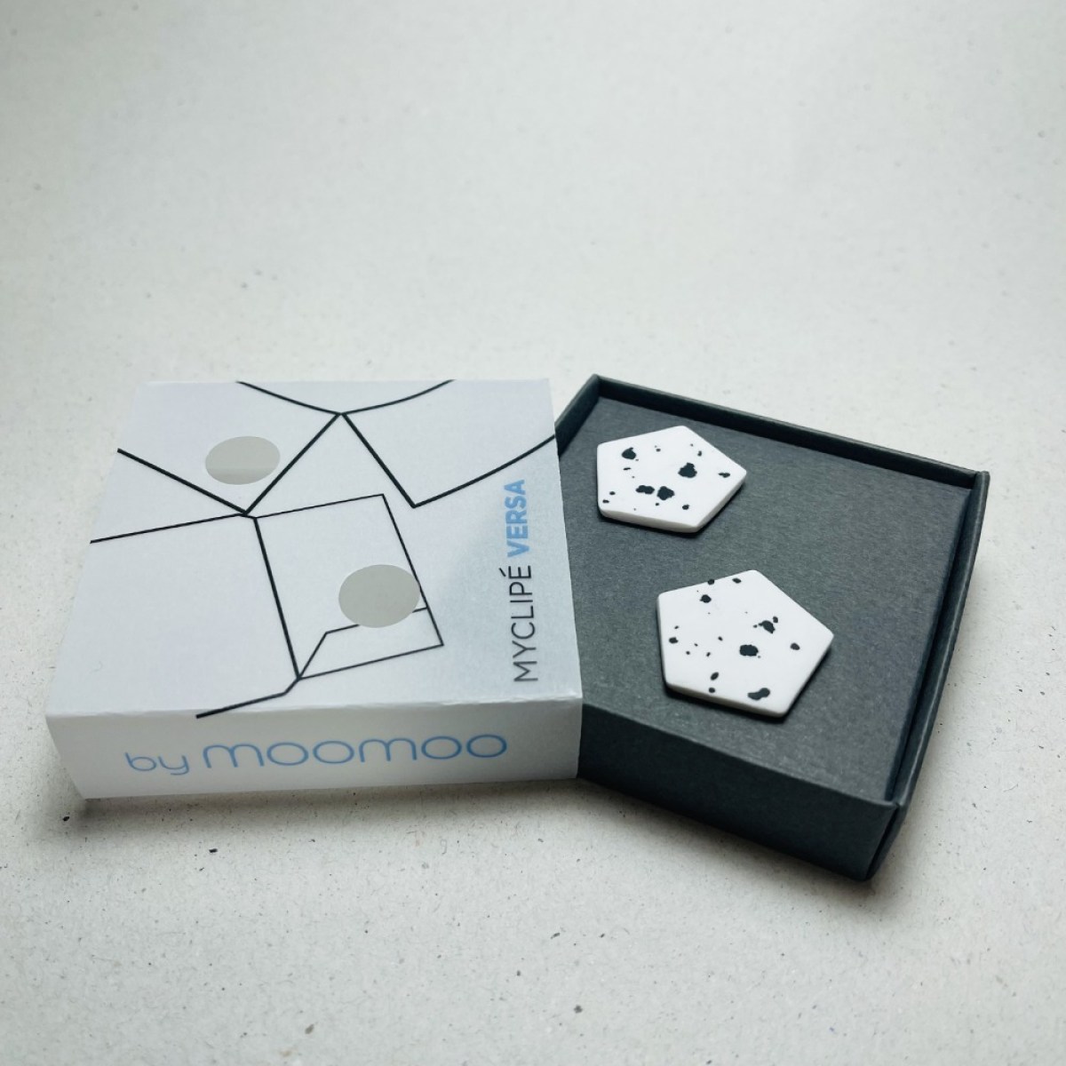 VERSA PENTAGON WHITE-BLACK